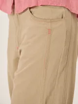 Pantalon de tiro medio alto, corte recto y amplio, con bolsillos delanteros y traseros, detalles de costuras visibles y confeccionado en mezcla de algodón y lyocell.