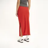 Falda midi de punto color rojo, corte recto y cintura elástica.