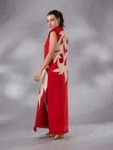 Vestido largo y recto sin mangas, confeccionado en paño de algodón con escote en V y cuello mao. Cuenta con un diseño bicolor en rojo y crudo con estampado exclusivo de hojas.