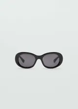 Gafas de sol ovaladas negras con filtro UV categoría 3, hechas con residuos post-industriales reciclados de policarbonato.