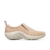 Slip on Merrell modelo Jungle Moc, confeccionado en gamuza suave color beige. Presenta un diseño sin cordones con refuerzos elásticos laterales para facilitar el calce, entresuela de espuma EVA para mayor amortiguación y suela de goma con tracción.