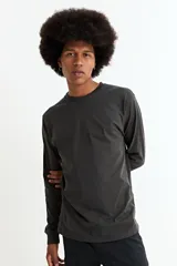 Remera de manga larga con cuello redondo, confeccionada en tejido de algodón y poliéster, con puños acanalados.