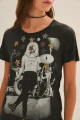 Remera negra de manga corta confeccionada en viscosa, con estampa frontal de una baterista y apliques de lentejuelas y mostacillas.