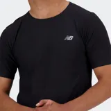 Remera deportiva New Balance de manga corta y cuello redondo, color negro con tejido jacquard. Presenta un pequeño logo reflectante en el pecho.
