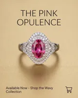 Anillo de plata con piedra central tallada en corte ovalado de color fucsia, rodeada por un doble pavé de circones brillantes.