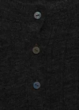 Cardigan de punto fino en color gris oscuro, con cuello redondo, manga larga y cierre frontal de botones pequeños. Presenta un diseño recto y tejido acanalado.