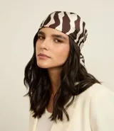 Pañuelo de satén con estampado de cebra en tonos marrón oscuro y beige. Accesorio de moda para el cabello.