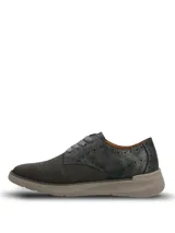 Zapato estilo oxford con cordones de cinta, confeccionado en una combinación de gamuza y cuero con detalles perforados tipo brogue. Presenta una suela de plataforma plana en color gris claro.