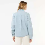 Blusa vaquera de manga larga con estampado de rayas finas, cuello alto con volantes y cierre frontal de botones.