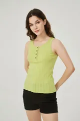 Musculosa verde de bretel ancho y corte ajustado, con botones en el escote.