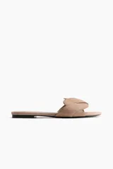 Sandalias de gamuza suave color tostado, con punta almendrada y tiras anchas entrelazadas. Plantillas de cuero.