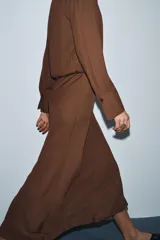 Vestido midi de viscosa color marrón, con escote cruzado en pico, manga larga con puños y falda evasé.