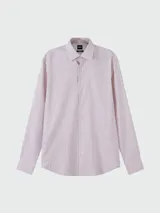 Camisa de vestir de manga larga, color rosa pálido con finas rayas verticales blancas. Presenta cuello clásico y botones frontales.
