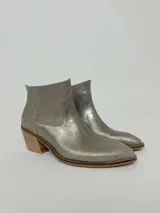 Botas cortas plateadas de cuero con puntera fina y taco de madera. Hechas a mano en Uruguay.