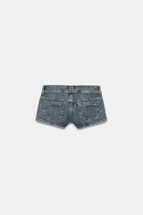 Shorts mini de denim TRF de tiro bajo, con cinco bolsillos, trabillas y cierre frontal con cremallera y botones metálicos.