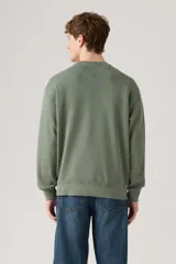 Buzo verde oliva de cuello redondo, con el logo de Levi's bordado en el pecho en tonos verdes y blancos.