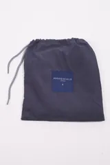 Short de baño color rosado, con cintura elástica y cordón ajustable. Cuenta con dos bolsillos laterales, un bolsillo trasero y suspensor interno.