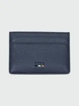 Tarjetero delgado de cuero texturizado color azul marino, con múltiples ranuras para tarjetas y el logo de Boss con detalles de color en la parte frontal.
