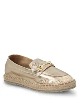 Alpargatas tipo mocasín color dorado metalizado, con detalle de herraje metálico en el empeine y suela de yute con base de goma.