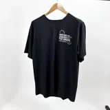 Remera negra de corte holgado con estampado blanco en el pecho con la frase "Water Under The Bridg" y tipografía de estilo urbano.