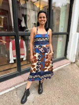 Conjunto de falda midi y top de tirantes con estampado multicolor en tonos azules, marrones y beige.