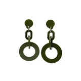 Aros colgantes de resina verde militar, compuestos por un botón superior redondo, un eslabón rectangular y una argolla grande inferior.