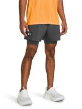 Shorts deportivos Under Armour modelo Launch 5 2 en 1, de color gris oscuro. Diseño de doble capa que incluye un pantalón corto exterior ligero de poliéster y un short de compresión integrado. Cuenta con el logotipo reflectante de la marca en la pierna derecha y cintura elástica con cordón interno.