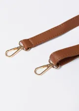 Cartera azul de cuero sintético con doble asa corta color marrón. Tiene dos compartimentos principales con cierre y bolsillos internos. Incluye correa larga extraíble.