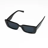 Lentes de sol negros con marco rectangular y lentes oscuros con filtro UV400.