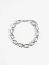 Collar plateado con eslabones grandes ovalados y cierre de mosquetón con cadena de extensión.