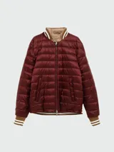 Campera cazadora reversible Moncler, con diseño acolchado en color bordó de un lado y color beige del otro. Presenta cuello tipo bomber con franjas, cierre frontal con cremallera y puños elásticos a rayas.