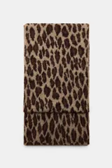 Bufanda de punto rectangular con diseño de estampado animal en tonos marrones y beige, confeccionada en mezcla de tejidos con lana.
