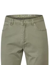 Pantalón de hombre corte recto, confeccionado en gabardina de algodón con tecnología Natural Flex para mayor movilidad. Presenta diseño de cinco bolsillos, cierre frontal con cremallera y botón metálico.