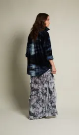 Falda midi de tul elastizada con capa de volados y dos tajos delanteros, con cintura elástica. Estampada con diseño abstracto en tonos grises.