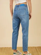 Pantalón de jean celeste de corte recto.