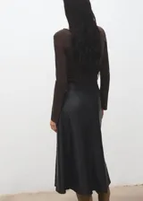 Camiseta de manga larga y corte entallado, con cuello barco, confeccionada en una mezcla de poliéster, viscosa y elastano.