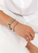 Pulsera plateada de acero quirúrgico hipoalergénico con eslabones rectangulares y placa central lisa.