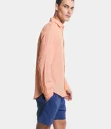 Camisa de manga larga Marfinno con cuello camisero y cierre frontal de botones. Confeccionada en tejido plano de lino y algodón.