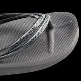 Sandalias tipo ojotas Havaianas modelo Slim, color gris oscuro, con tiras finas texturizadas y suela de goma con diseño antideslizante.