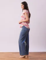 Remera de modal estampada a rayas horizontales en tonos rosa, naranja, beige y blanco, con cuello redondo y mangas cortas.