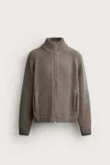 Chaqueta de punto relaxed fit de mezcla de algodón, con efecto lavado, cuello subido y cierre frontal con cremallera.