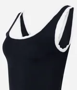 Musculosa negra de viscosa con escote redondo y detalle de ondas en contraste en el borde del cuello.