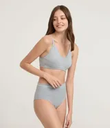 Bombacha de tiro alto confeccionada en microfibra con textura acanalada y diseño sin costuras. Cuenta con cintura ancha y forro interior de algodón.