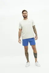 Short de baño liso con cintura elástica y cordón ajustable. Cuenta con dos bolsillos laterales, un bolsillo trasero y logo bordado en el ruedo. Confeccionado en tejido ligero de secado rápido.