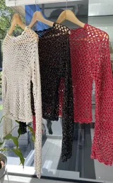 Top tejido a mano con hilado de algodón y lurex, color negro.