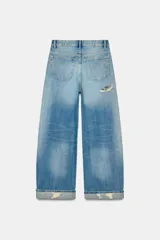 Jeans de tiro medio con corte baggy, cinco bolsillos y bajo con dobladillo. Cierre frontal con cremallera y botón metálico.