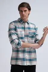 Camisa de manga larga a cuadros en tonos blanco, verde, azul y rojo. Tiene dos bolsillos en el pecho y cierre con botones.