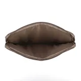 Funda para notebook color marrón topo, con cierre superior y bolsillo externo con cierre. Tiene el logo 'XL' estampado en la parte frontal.