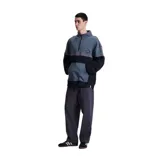 Canguro azul con cierre parcial en el cuello, bolsillo tipo canguro y logo bordado en el pecho.