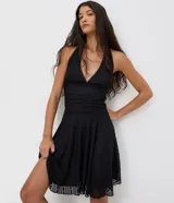 Vestido midi de encaje marrón con diseño halter, escote profundo, cintura ajustada y caída fluida.